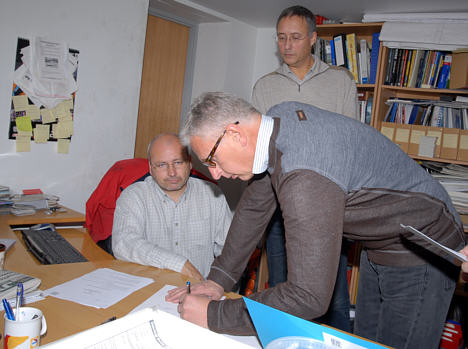 Et partnerskab forsegles, fra venstre Dan Suenson og Anders W. Bonde, mens Lars Erik Nielsen skriver under.